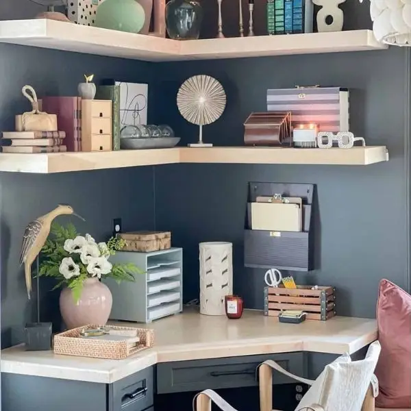 Manfaatkan Area Atas Meja di Desain Kamar 3x3